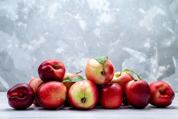 Apple - list of fruits to reduce creatinine level