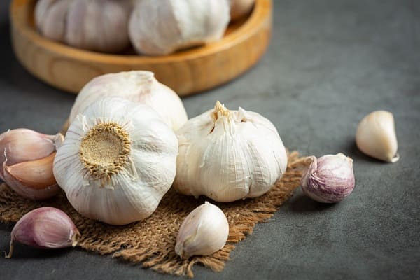 Garlic - Foods to lower creatinine levels